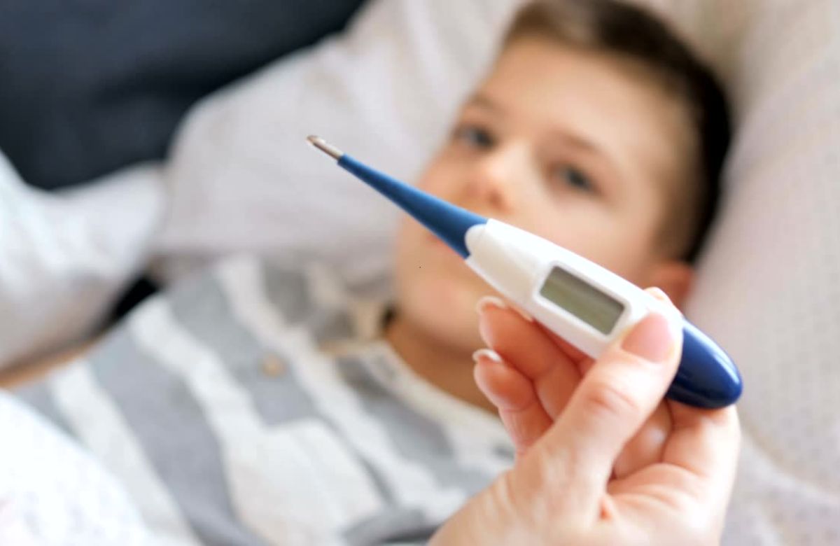 Temperatura kod dece zahteva smirenost, praćenje simptoma i izbegavanje neproverenih metoda lečenja.